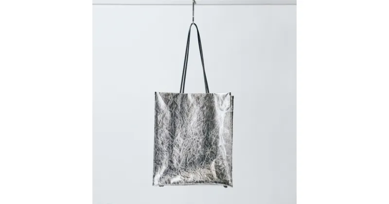 【ふるさと納税】【KENTO HASHIGUCHI × 伝統工芸士】手もみ銀箔 ショッパーバッグ 縦（shopper bag）| バッグ 鞄 A4 シルバー レディース メンズ ユニセックス シンプル 通勤 おしゃれ 人気 バック トート フォーマル 京都府 京都市 京都